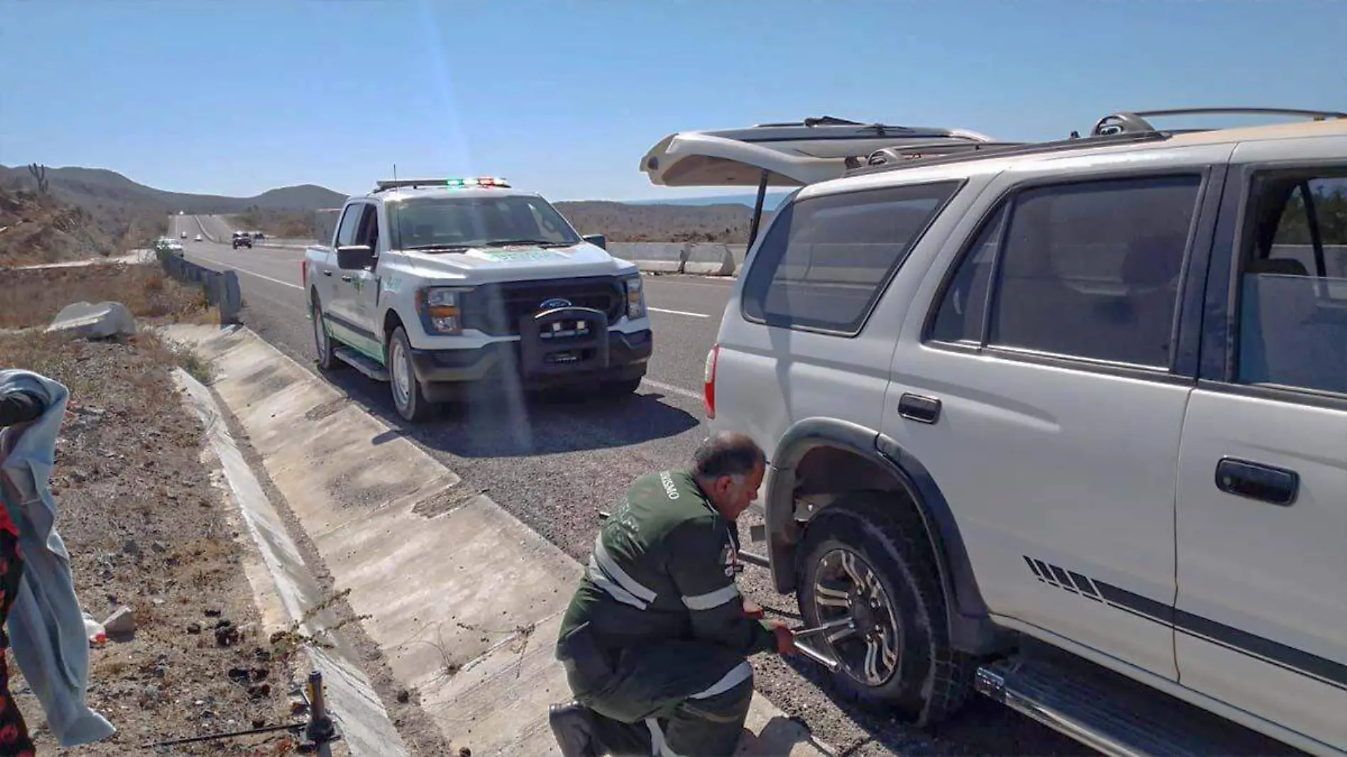 elementos de ángeles verdes brindando servicio de asistencia